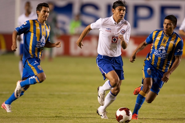 La defensa de San Luis no tuvo mucha suerte al detener a sus contrincantes.