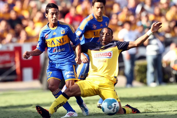 La defensa de Tigres atenta a los movimientos del Chucho.