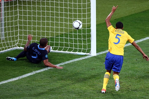 La defensa inglesa nada pudo hacer para evitar la anotación de los suecos.