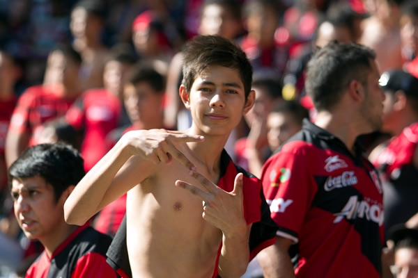 La Fiel y el calor de sus emociones hace transpirar a los asistentes.