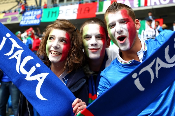 La juventud italiana impulsando con toda su fuerza a su representativo.