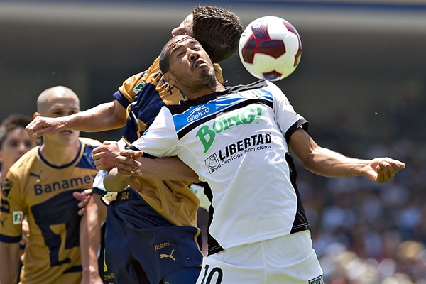 La lucha aérea fue intensa dentro de las áreas.