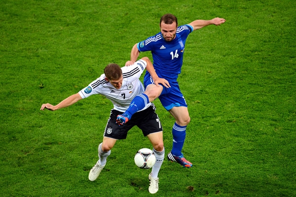 La lucha en el medio campo fue intensa y sin miramientos.
