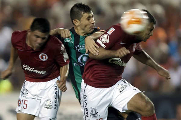 La lucha fue ardua durante los 90 minutos.