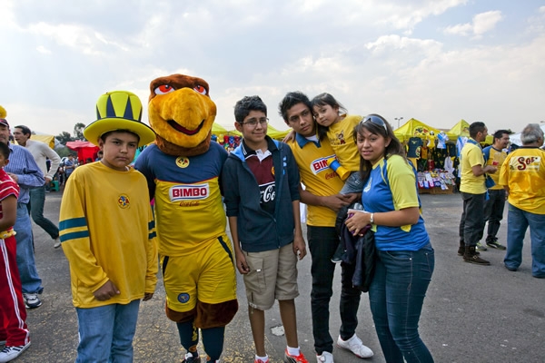 La mascota atenta al colorido ambiente en el Azteca.