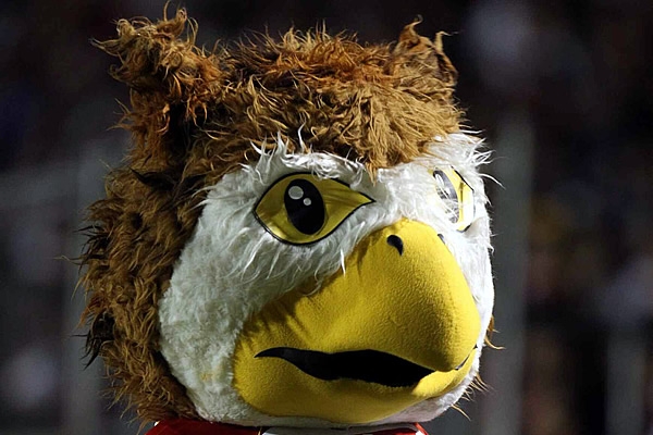 La mascota de Estudiantes Tecos animando a sus aficionados.