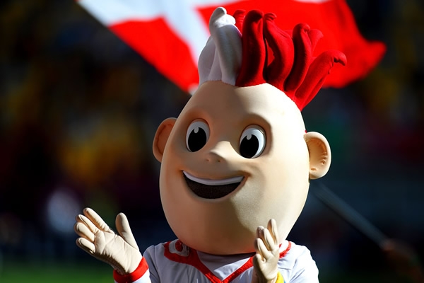 La mascota de la Euro se pasea por todas las sedes del torneo.
