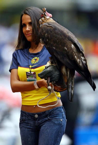La mascota del América presente en el Estadio Azteca.