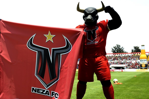 La mascota, imponente como su equipo.
