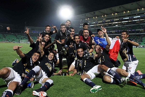La Pandilla festeja en conjunto el título conseguido.
