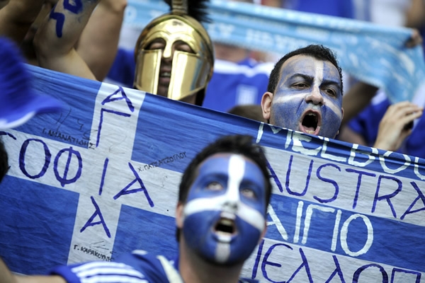 La pasión se refleja en el rostro de estos aficionados griegos.