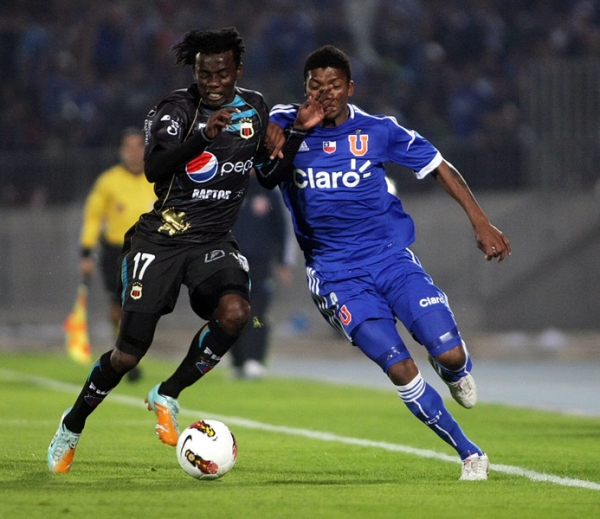 La pelea fue sin tregua entre jugadores de ambos equipos.