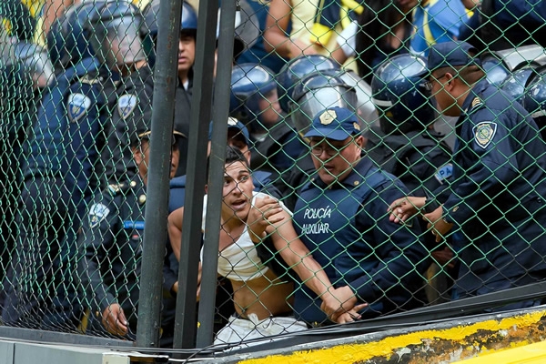 La policía asegura a una personas en las gradas del Azteca.