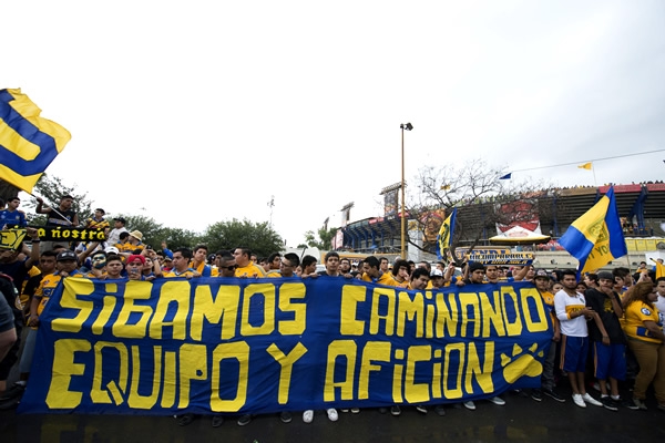 La porra de Tigres igual recorrió las calles de la Sultana.