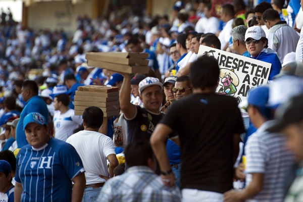 La porra en el Estadio muestra respecto.