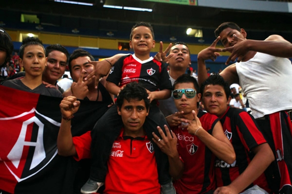 La porra rojinegra en las gradas del Jalisco.