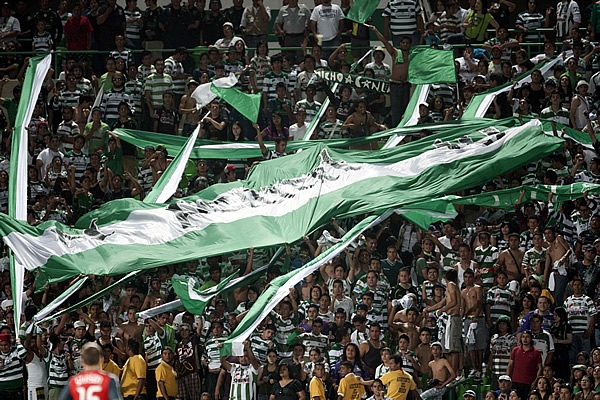 La porra santista contenta con el accionar de su equipo y la victoria.