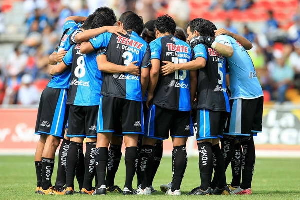 La reunión queretana antes de arrancar el partido.