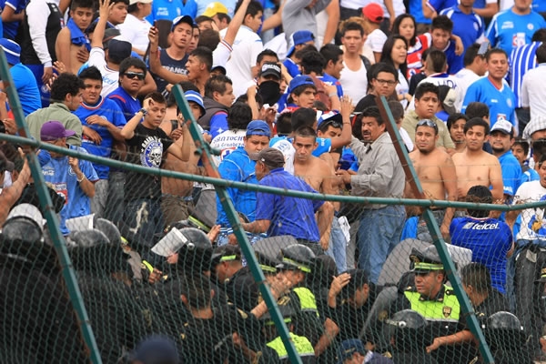 La Sangre Azul derribó la reja.