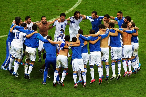 La selección de Grecia no cabía de felicidad por el resultado final.