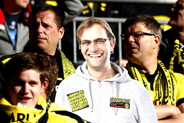 La sonrisa de Klupp entre la multitud.