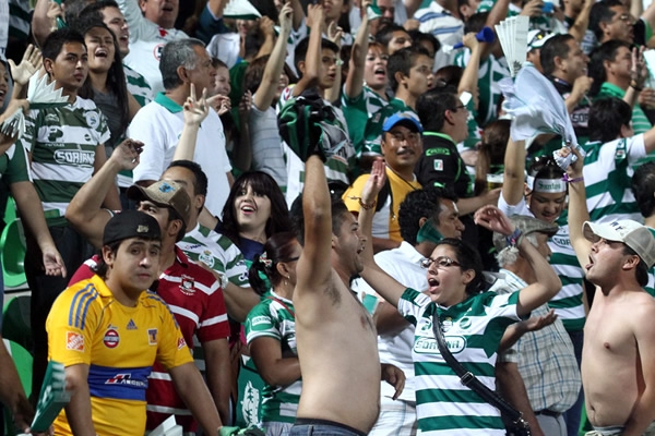 La tribuna enloqueció con la reacción final de su equipo.