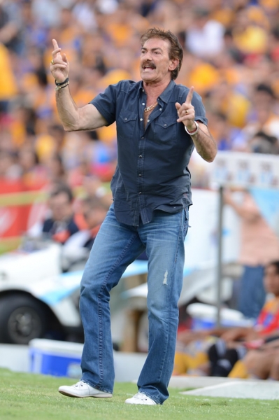 La Volpe observando de cerca a su equipo.