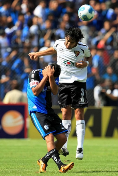 La zaga de Gallos renventando las pelotas aéreas.