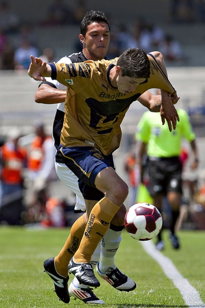 Landín intentando robarle el esférico a Pikolín Palacios.