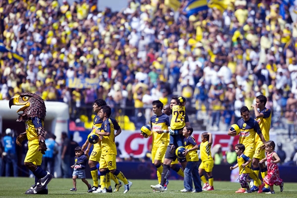 Las Águilas del América minutos antes de comenzar el juego.