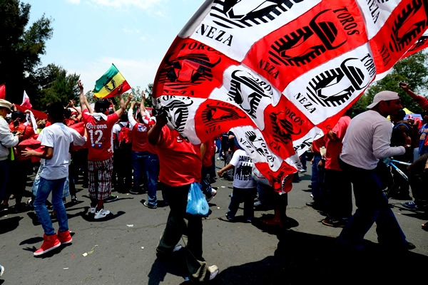 Las banderas con la leyenda de los Toros de los noventas.