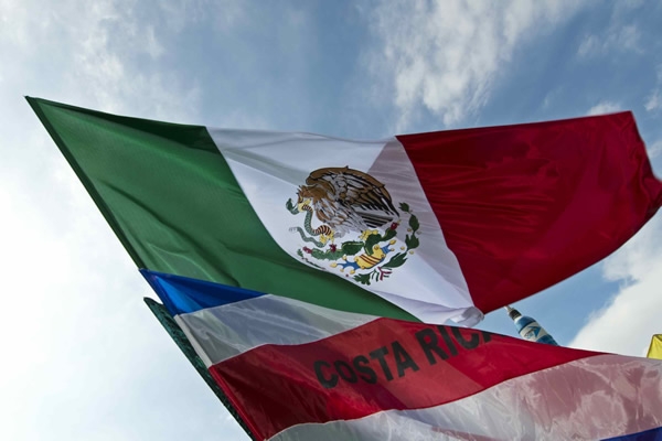 Las banderas de México y Costa Rica.