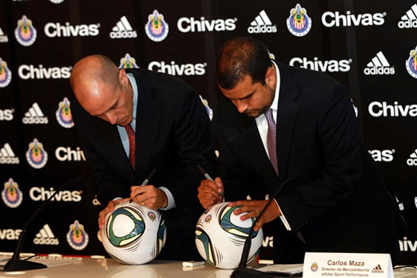 Las Chivas firman Convenio con ADIDAS