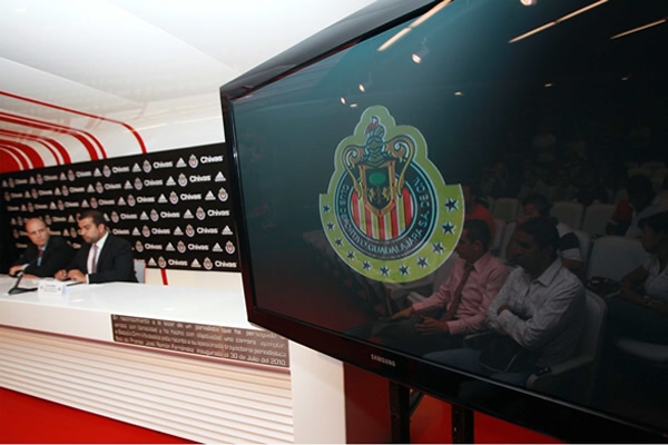 Las Chivas firman Convenio con ADIDAS