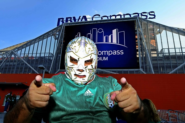 Las distinguidas máscaras aparecen en la afición Tricolor.