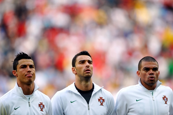 Las estrellas portuguesas entonando su Himno Nacional.