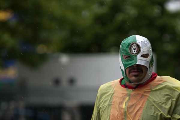 Las máscaras de luchadores en los seguidores tricolores.