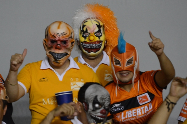 Las máscaras no faltan en los estadios de México.