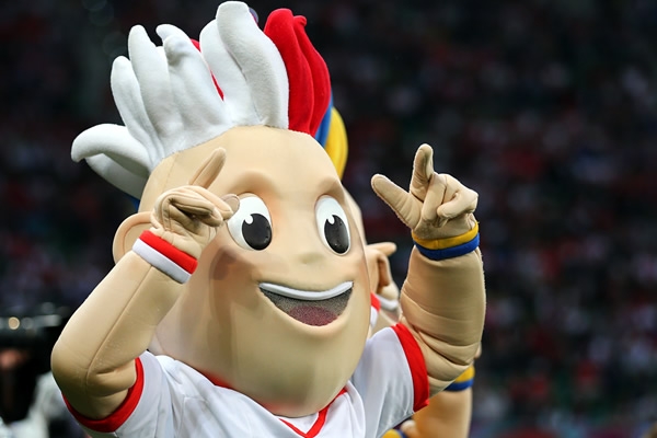 Las mascotas oficiales de la Euro estarán en todos los partidos.