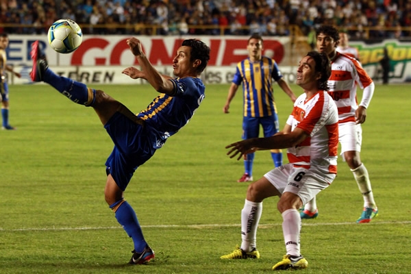 Las pelotas hasta en el aire se controlan.