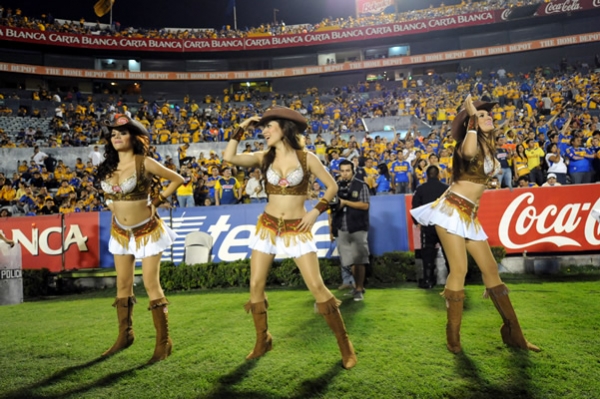 Las porristas no dejaban de animar a los asistentes.