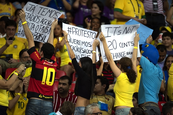 Las protestas de los últimos días asistieron al partido.