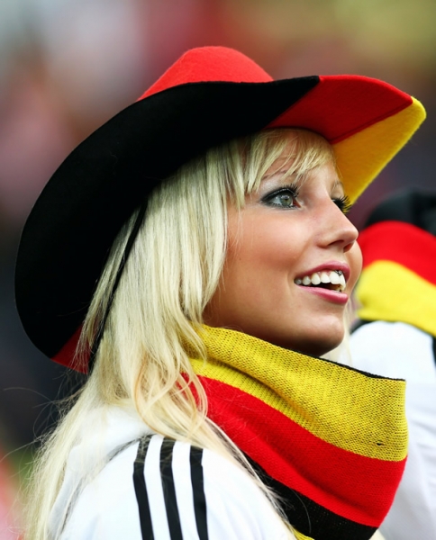 Las rubias alemanas engalanando el juego ante los griegos.