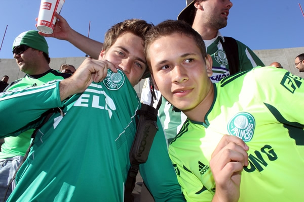Las tribunas se visten de verde, el apoyo visitante.