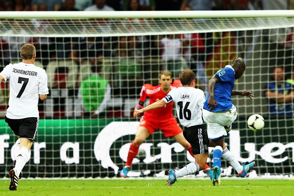 Latigazo italiano y segundo gol de Balotelli.