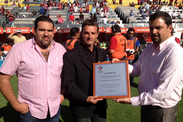 Lavallen recibió un homenaje de la Directiva.