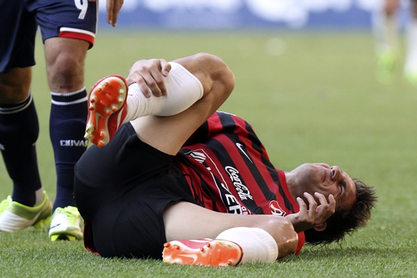 Leandro Cufré sufre una dura entrada de la inexperta defensa Chiva.