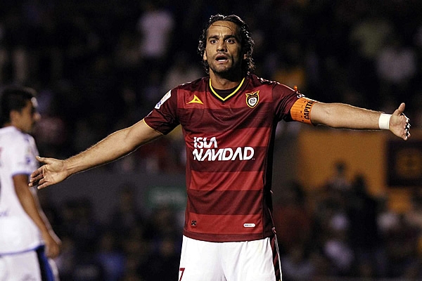 Leaño protesta una falta en contra de su equipo.