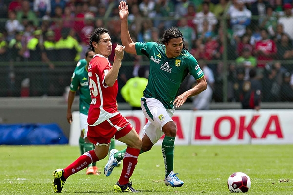 León quizo reaccionar pero no le alcanzó el tiempo.