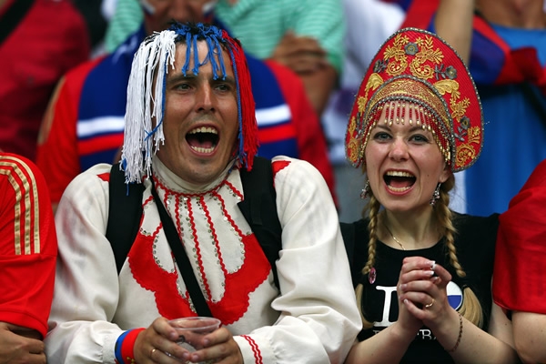 LLegaron al estadio de Varsovia vistiendo el traje tradicional ruso.